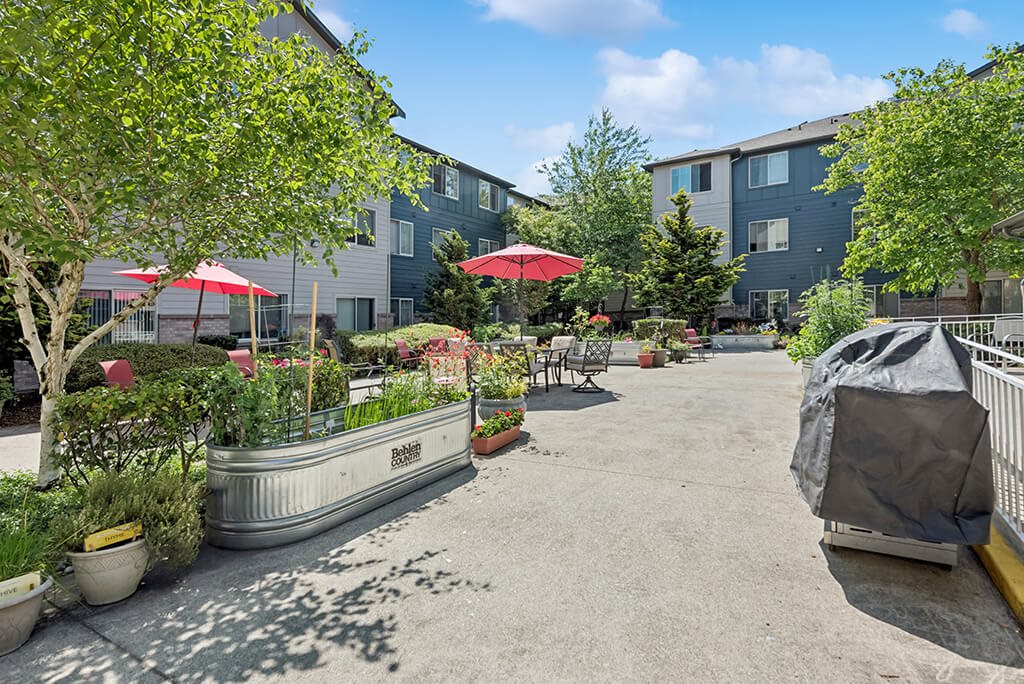Courtyard seating area at Alderwood Court in Lynnwood WA